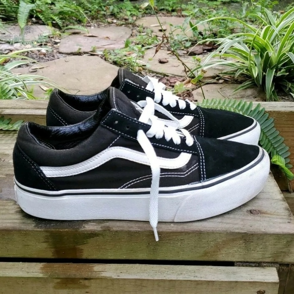 VANS Old Skool Sneakers - Black and White Sz 9